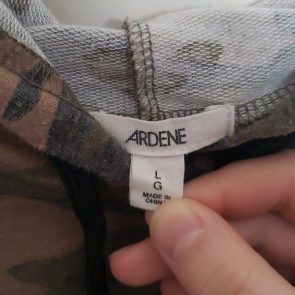 Cute cropped Ardenes top! - Picture 3 of 3